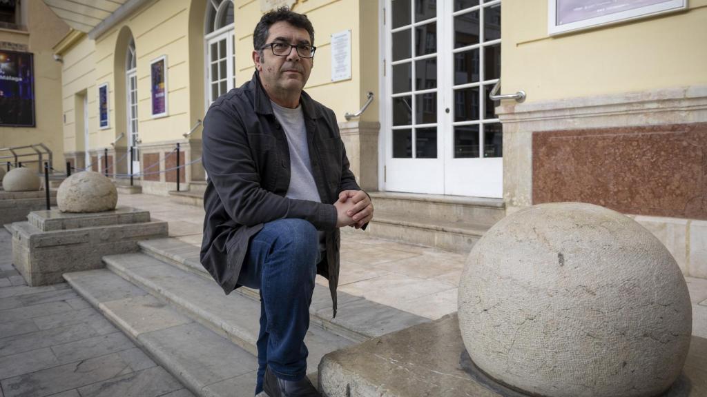 Carlos Torres, frente al Teatro Cervantes.