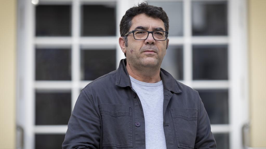 Carlos Torres, frente al Teatro Cervantes.