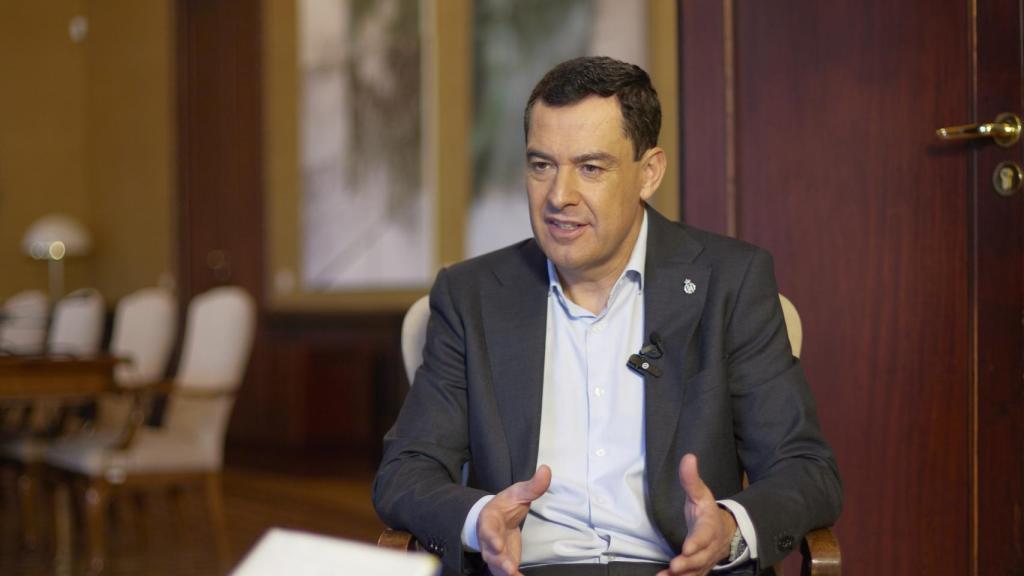 El presidente de la Junta, Juanma Moreno, durante la entrevista con EL ESPAÑOL en el palacio de San Telmo (Sevilla).