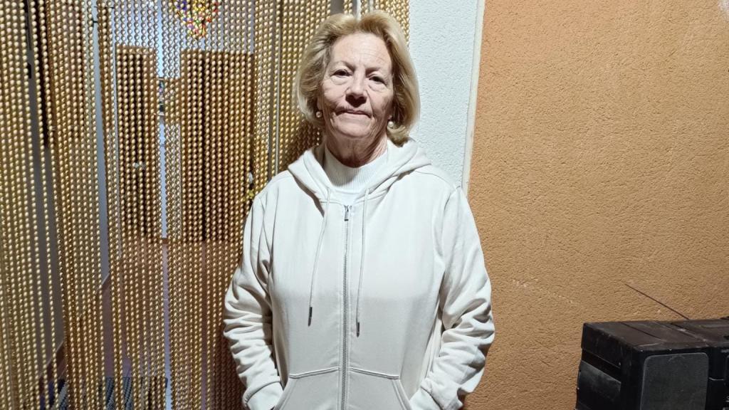 María Loreto Fernández en la entrada de su casa.