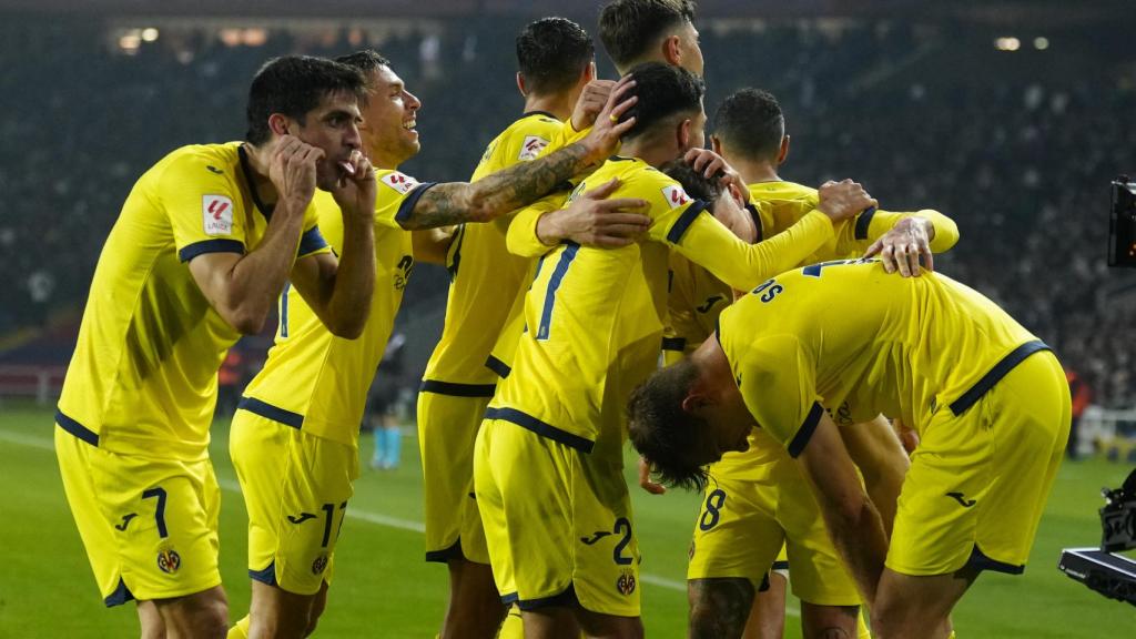 Los jugadores del Villarreal celebran uno de los goles ante el Barcelona.