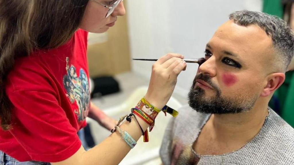 Paola maquillando al director de la Comparsa El Circo del Sol.