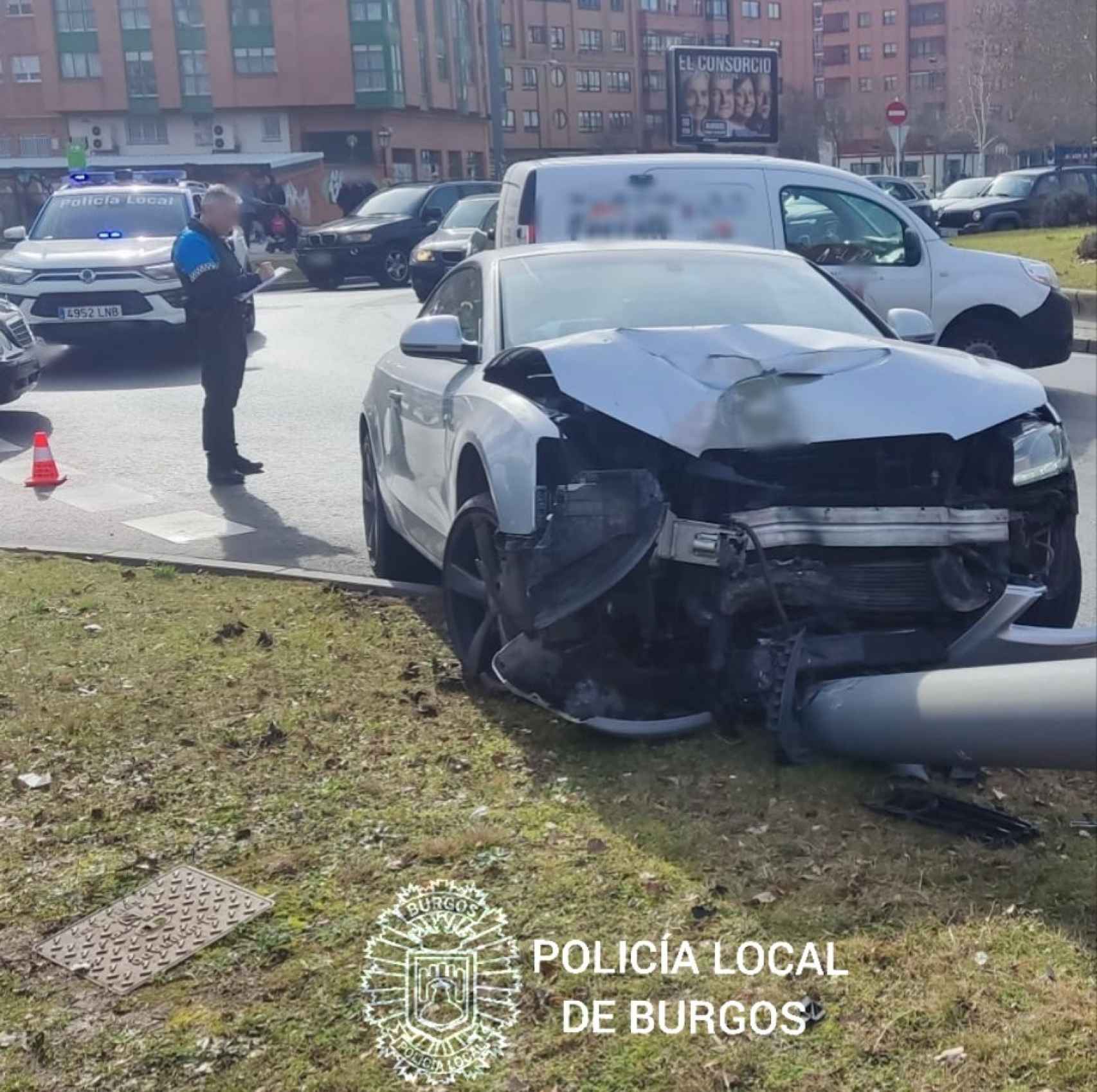 Estado del coche que ha derribado una farola en Burgos