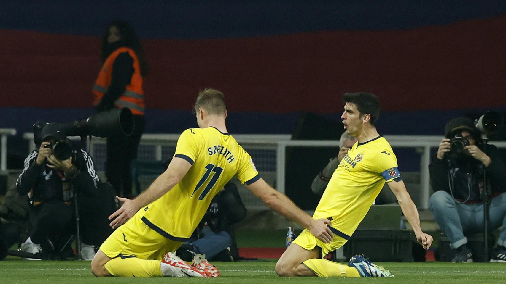 Gerard Moreno y Sorloth celebran un gol