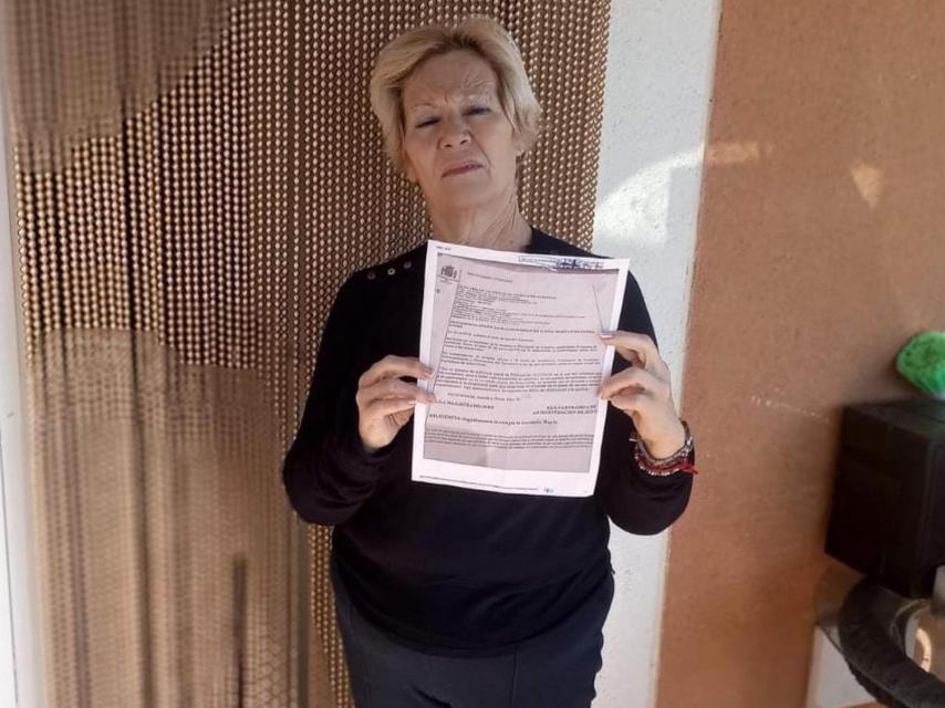 María Loreto Fernández con la orden judicial.