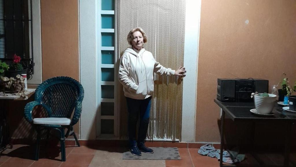 María Loreto Fernández en la entrada de su casa.