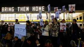 Familiares de los rehenes protestan en Tel Aviv.