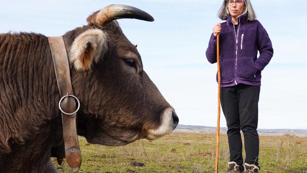 La emprendedora leonesa Flor León Martín, junto a una de sus reses de la Ganadería Navafría
