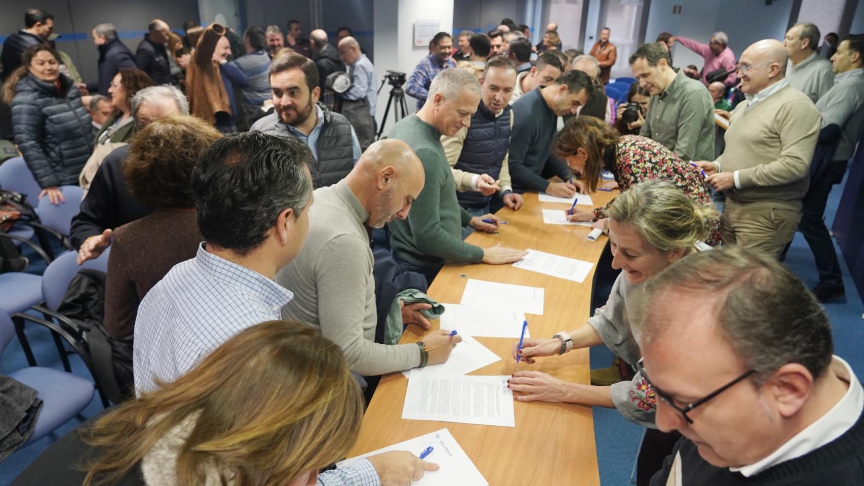 Firma del manifiesto por la igualdad por parte de los alcaldes del Partido Popular de Valladolid