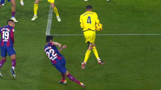 Penalti anulado por mano del Villarreal tras la revisión en el VAR