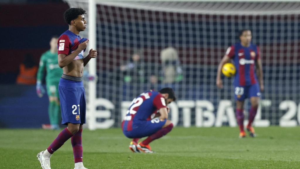 Lamine Yamal y Gündogan se lamentan en el partido ante el Villarreal.