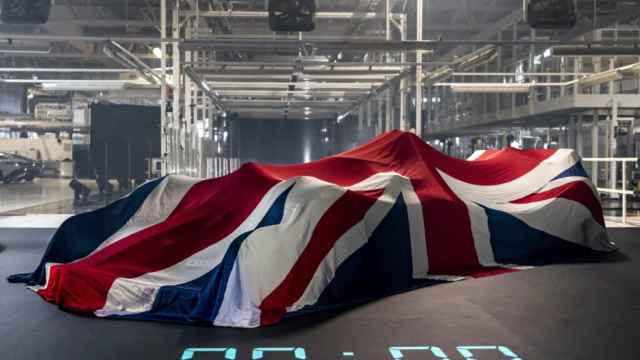 El Aston Martin tapado con la bandera de Reino Unido antes de una presentación