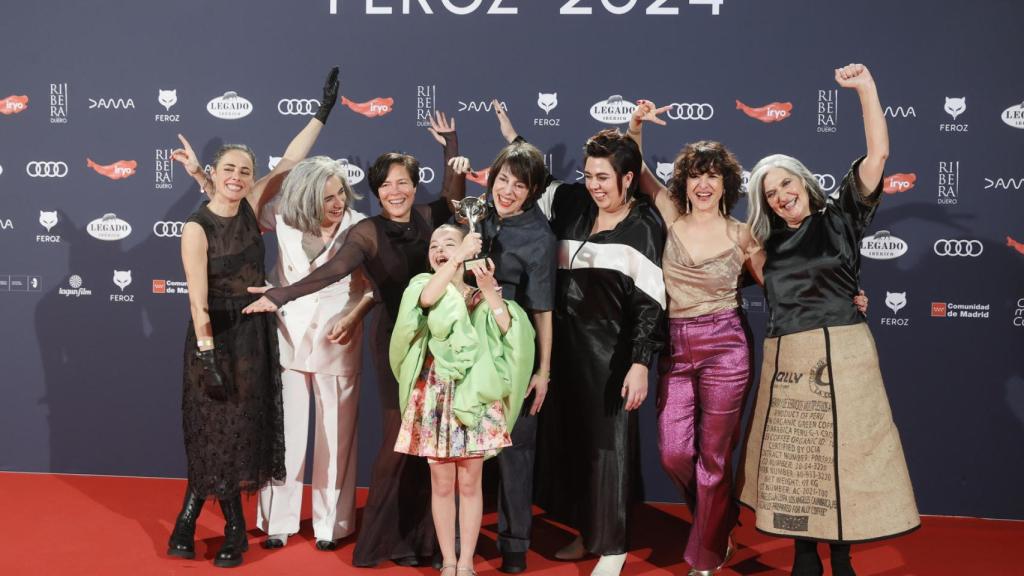 El equipo de la película 20.000 especies de abejas, posan con el Feroz a mejor película dramática / EFE/Mariscal.