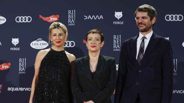 Yolanda Díaz (i), María Guerra, presidenta de la Asociación de Informadores de Cine de España (AICE), y el ministro de cultura, Ernest Urtasun en la alfombra roja de los Premios Feroz  / Foto: EFE/ Mariscal