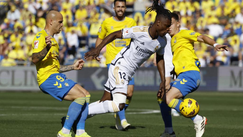 Camavinga pelea un balón con dos jugadores de la UD Las Palmas