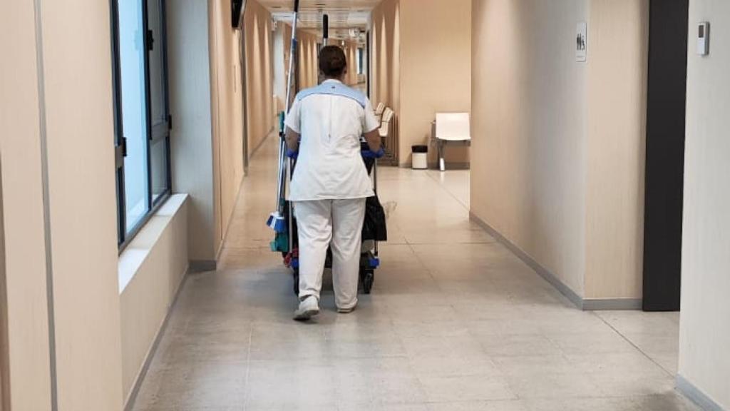 Una trabajadora de la limpieza en el Hospital Universitario de Toledo.