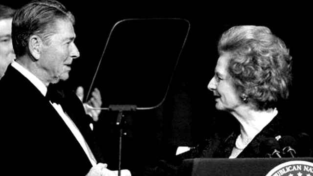 La ex primera ministra británica Margaret Thatcher le da la mano al ex presidente estadounidense Ronald Reagan en Washington.