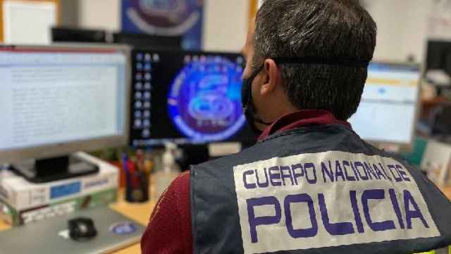 Un policía nacional del área de ciberdelincuencia en Málaga.
