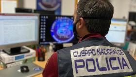 Un policía nacional del área de ciberdelincuencia en Málaga.