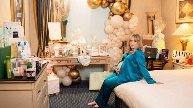 La baby shower ideal de Magas: Julia a 3 semanas del parto recibe los regalos soñados en la cama de Ava Gadner