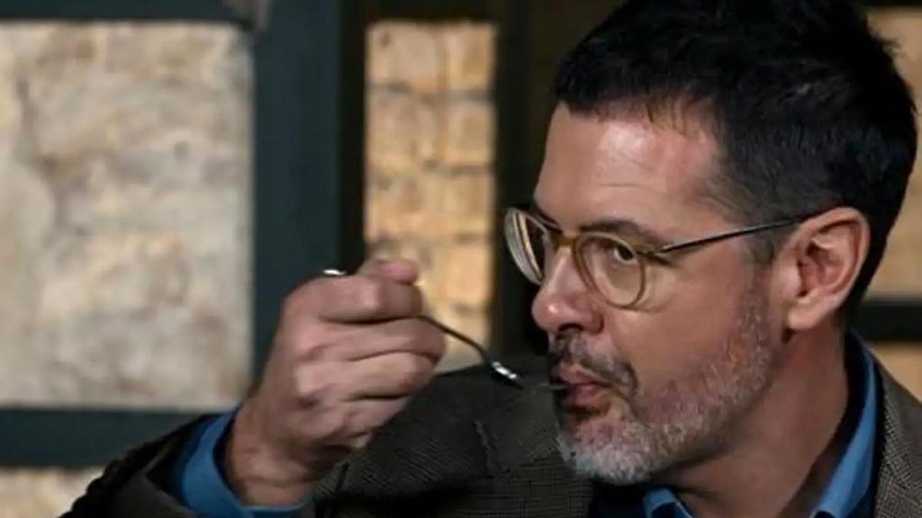 El presentador Jordi Garrido, probando uno de los platos en el programa 'Cartes en joc' de À Punt.