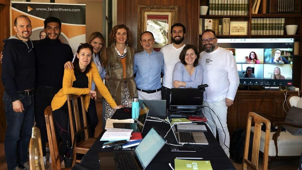 Ivonne Reyes posa junto a sus compañeros de esta aventura literaria.