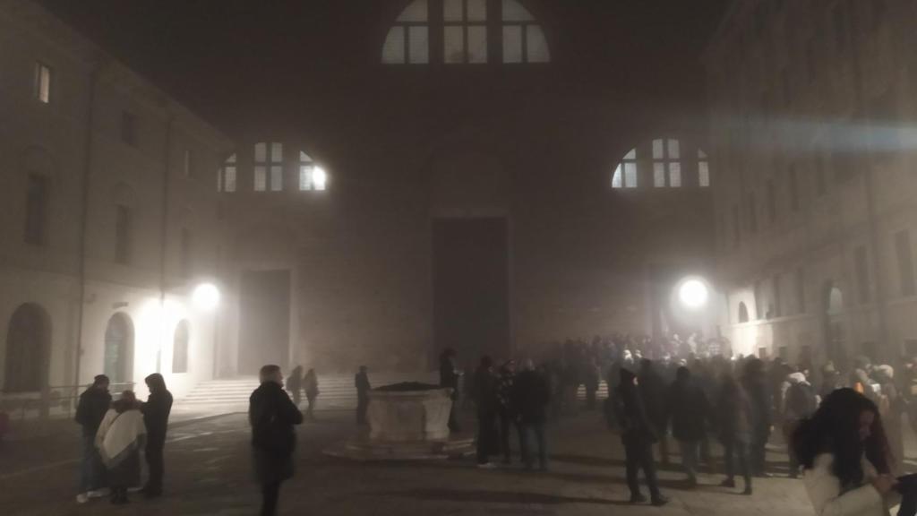 Los melómanos venecianos congregados frente a la Iglesia de San Lorenzo / Foto: Álvaro Cortina.