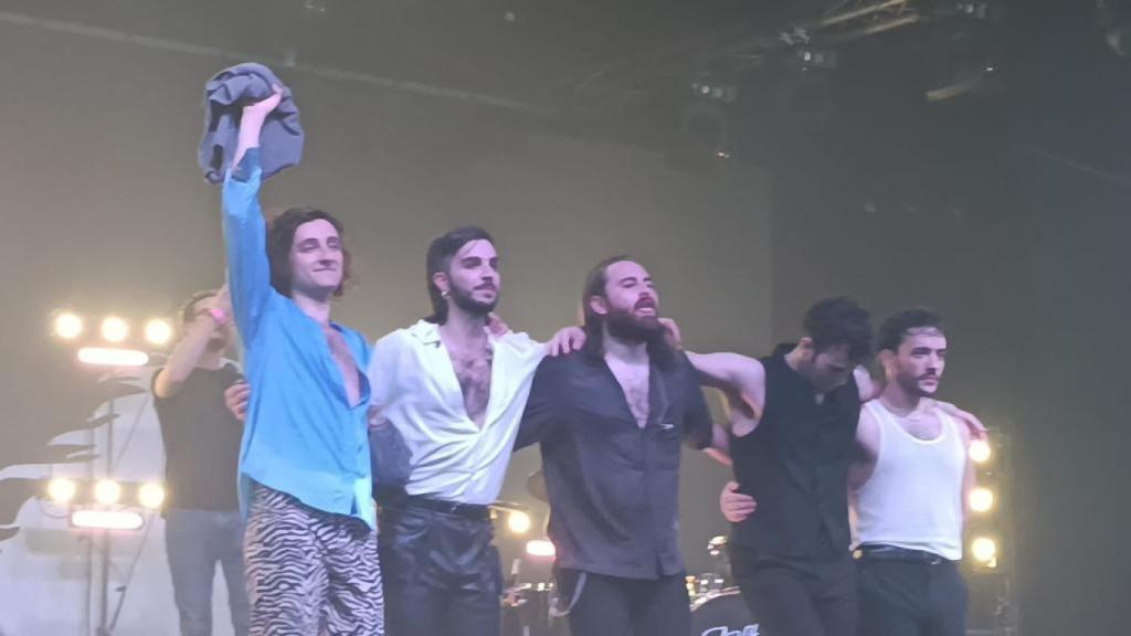 Arde Bogotá saluda al público tras acabar el concierto en Málaga.