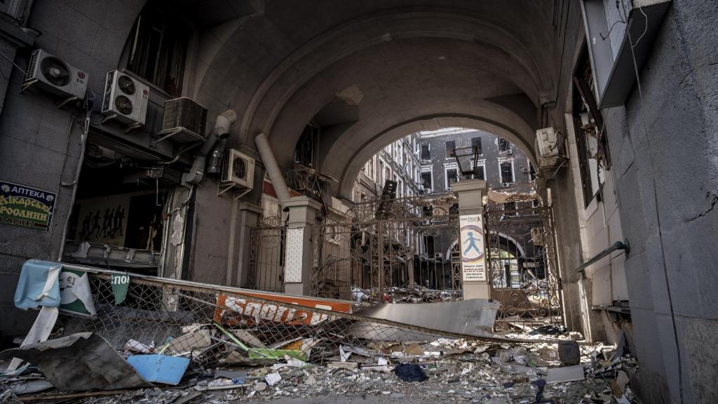Edificio bombardeado en el centro del Járkov.