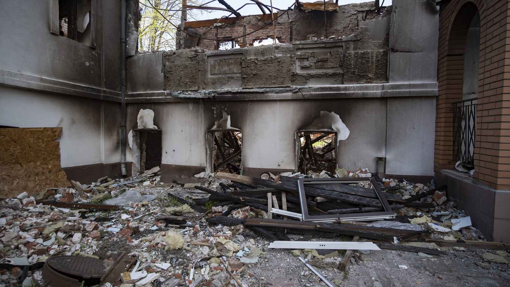 Restos de un edificio de viviendas bombardeado por Rusia en el centro del Járkov.