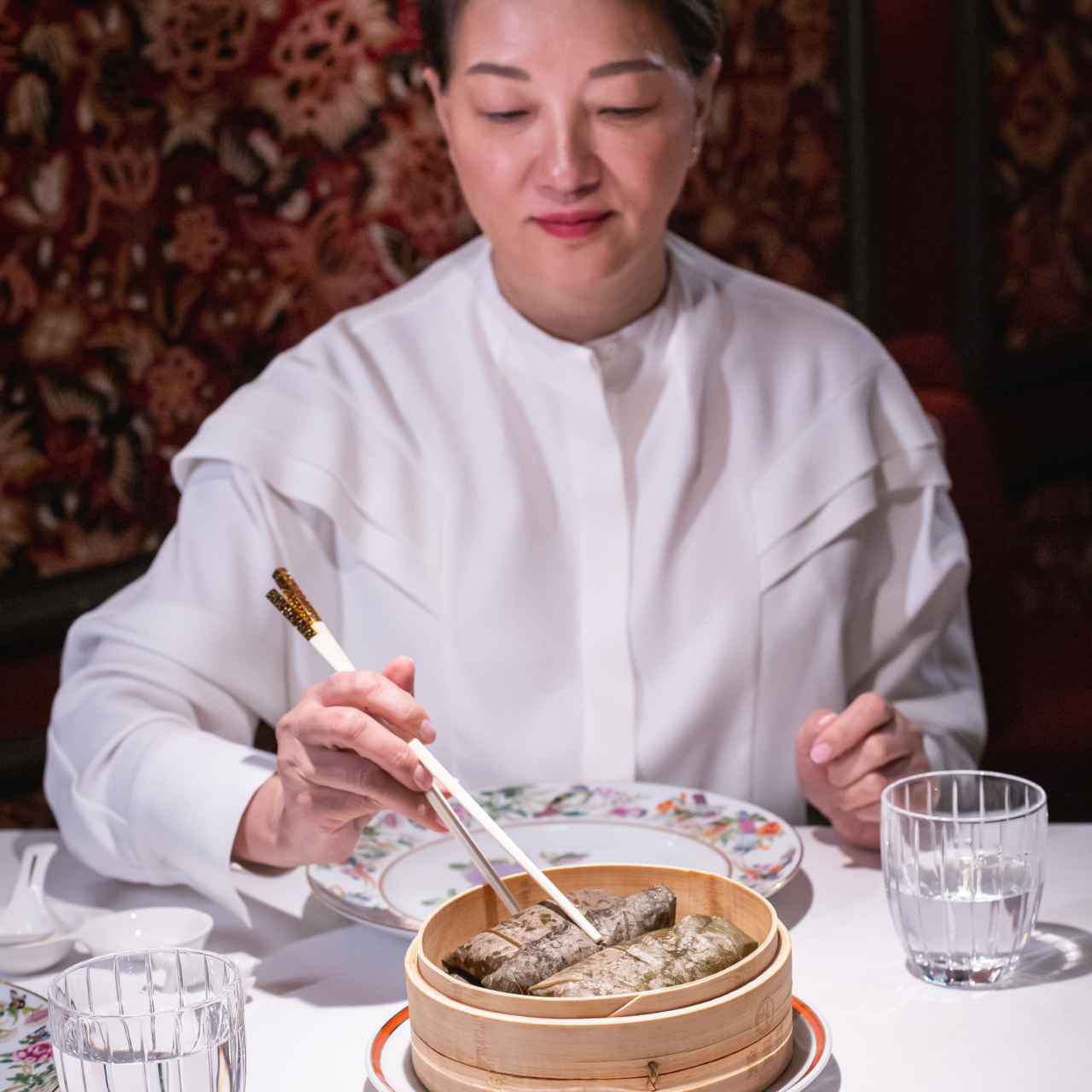 María Li Bao comiendo el arroz golden lotus envuelto en hoja de loto con vieira, langostinos y calamares.