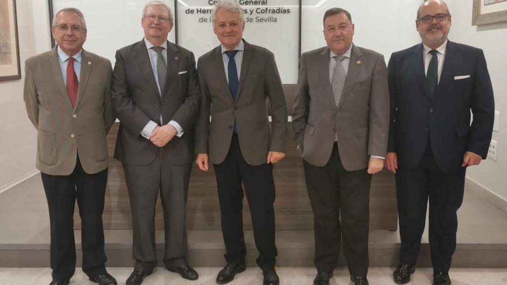 El pregonero de la Semana Santa de Sevilla, Juan Miguel Vega, en el centro de la imagen arropado por miembros del Consejo de Hermandades y Cofradías de Sevilla.