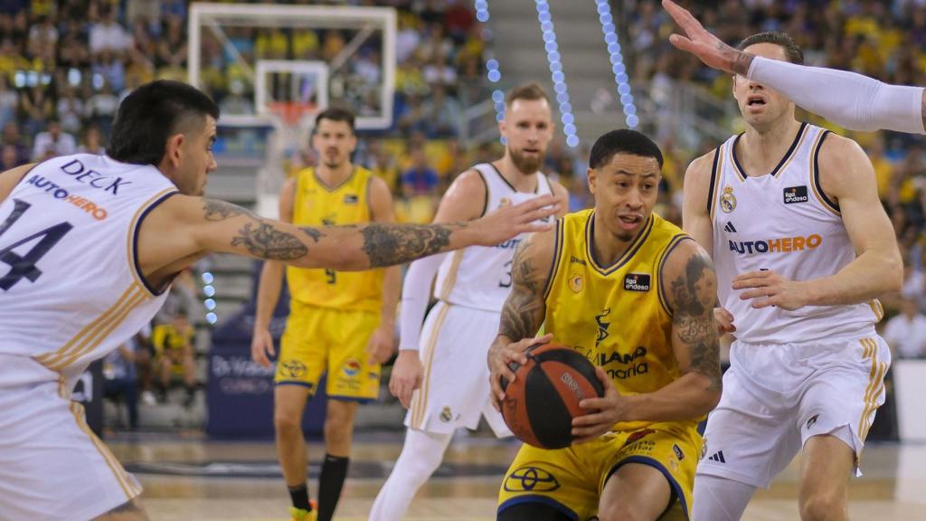 Aj Slaughter (c) y Gabriel Deck (i), jugadores del Dreamland Gran Canaria y del Real Madrid.
