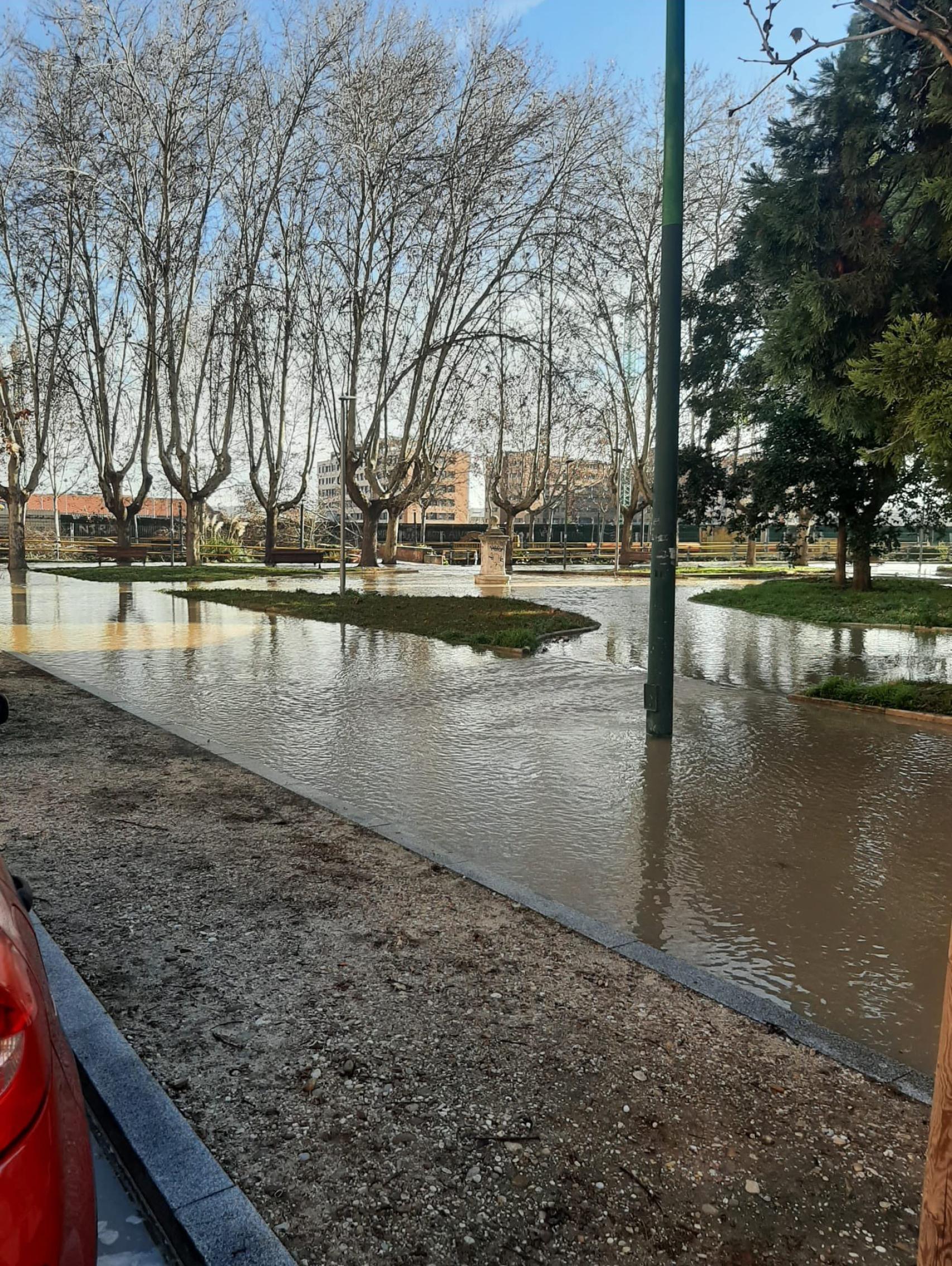 Calles inundadas en Valladolid por la rotura de la tubería de agua