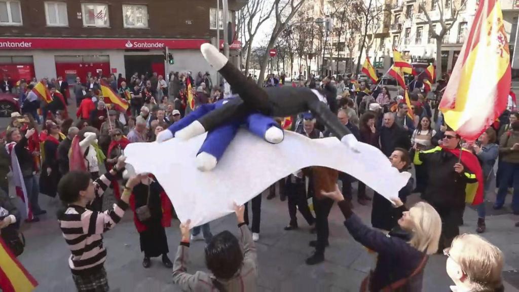 Decenas de personas se concentran en Ferraz y mantean muñecos de Sánchez y Puigdemont