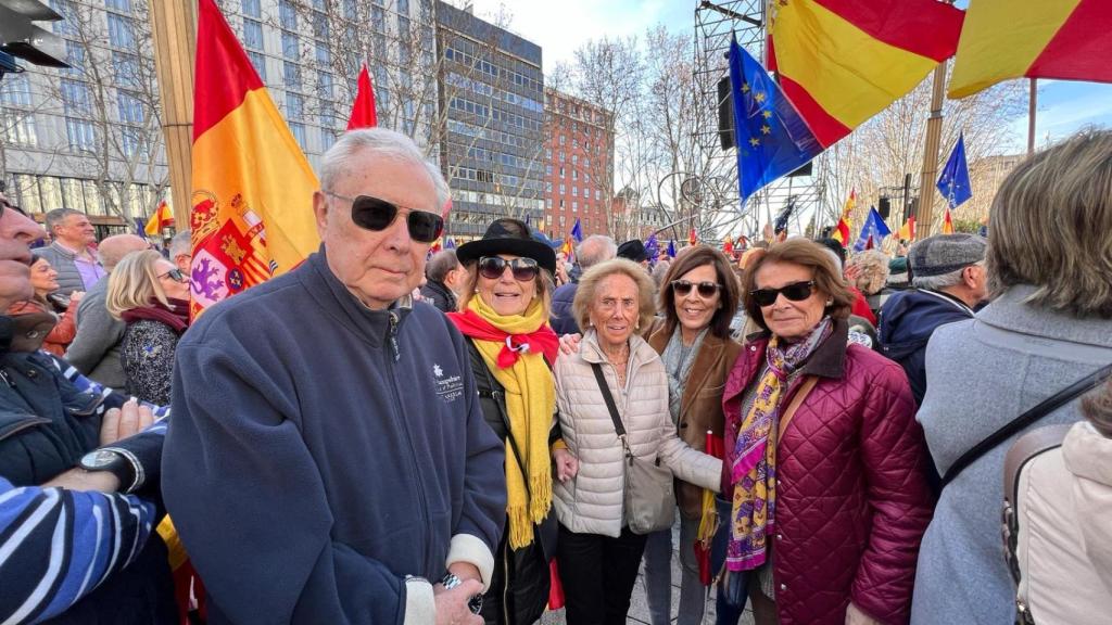 Javier Rupérez, junto a su hermana Paloma y su amiga Ana en la manifestación del 28 de enero.
