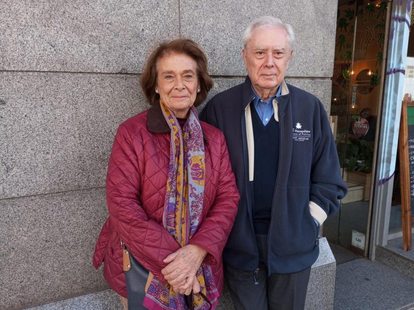 Javier Rupérez junto a su hermana, Paloma Rupérez.