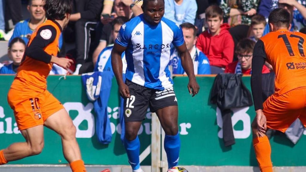 Ketu pugna con dos jugadores del Torrent.