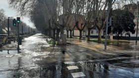 Calle inundada en Valladolid por la rotura de una tubería de agua