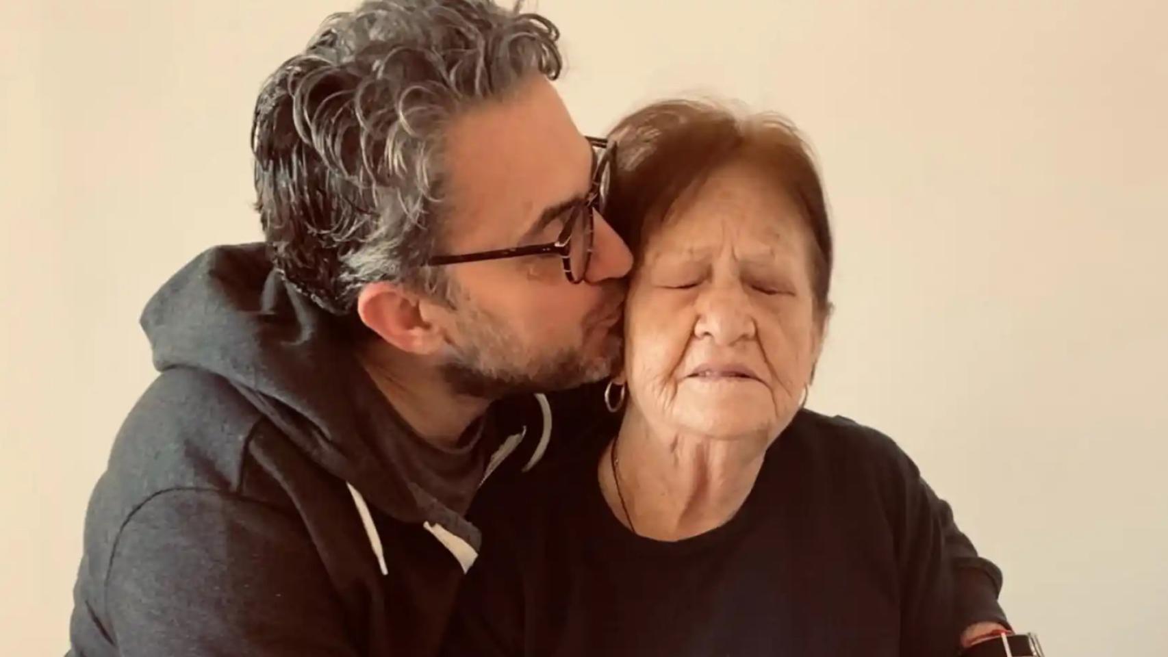 Máximo Huerta junto a su madre, Clara Hernández, en una fotografía de sus redes sociales.