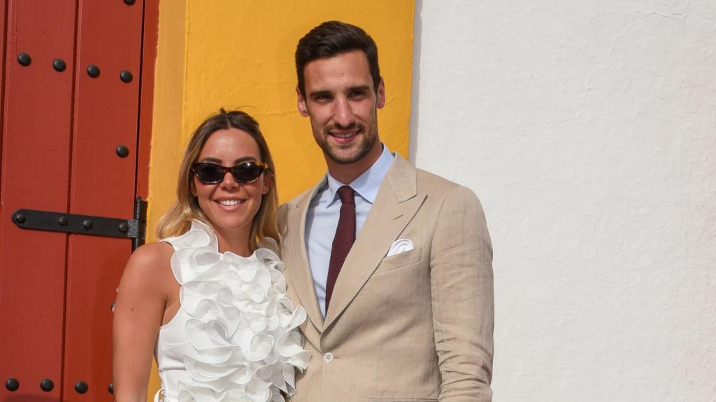 Sergio Rico y su esposa, Alba Silva, en una fotografía de archivo tomada en Sevilla, en abril de 2023.