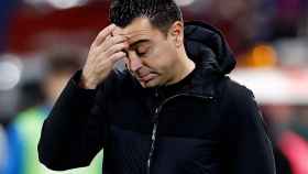 Xavi Hernández hace un gesto de desesperación en el banquillo del Barcelona.