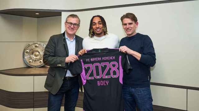 Sacha Boey posa con la camiseta del Bayern de Múnich.