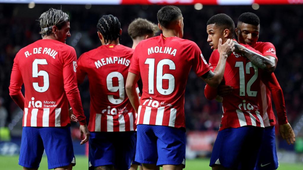 Los jugadores del Atlético celebran el 1-0 de Lino