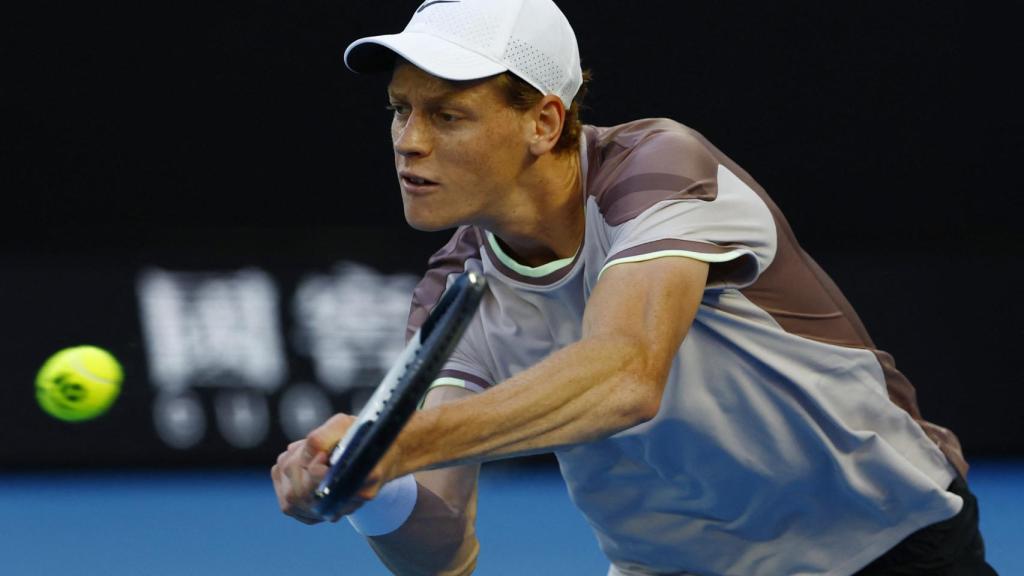 Sinner realiza un golpe de revés durante la final del Open de Australia.