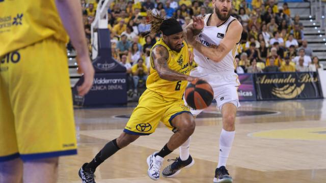 Andrew Albicy (i) y Sergio Rodríguez (d), jugadores del Dreamland Gran Canaria y del Real Madrid, durante el partido.