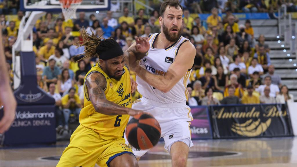 Andrew Albicy (i) y Sergio Rodríguez (d), jugadores del Dreamland Gran Canaria y del Real Madrid, durante el partido.