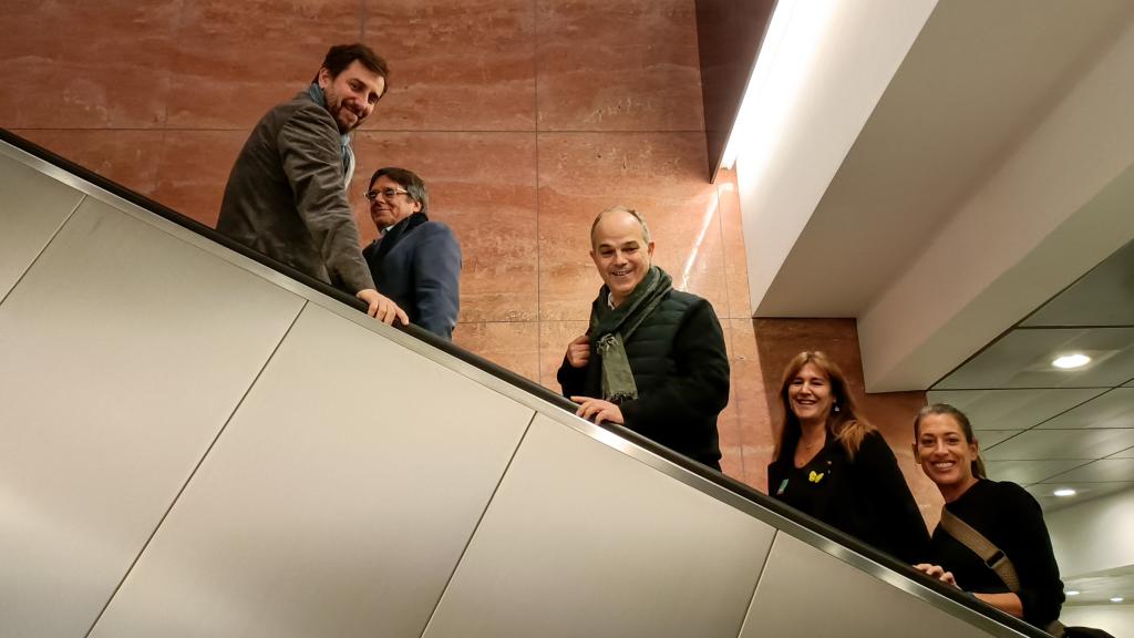 Carles Puigdemont, con su equipo de confianza al frente de Junts, Toni Comín, Jordi Turull, Laura Borràs y Míriam Nogueras.