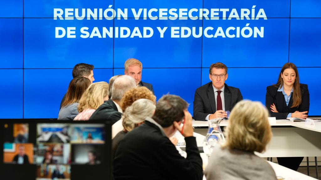 Feijóo, con los consejeros de Educación de las CCAA donde gobierna el PP, en una imagen reciente.