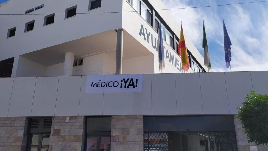 Un ayuntamiento de un pueblo español luce un cartel de protesta por la eliminación de un equipo de urgencias sanitarias.